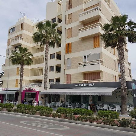 Haig'S Dream Flat On The Beach Larnaca Esterno foto