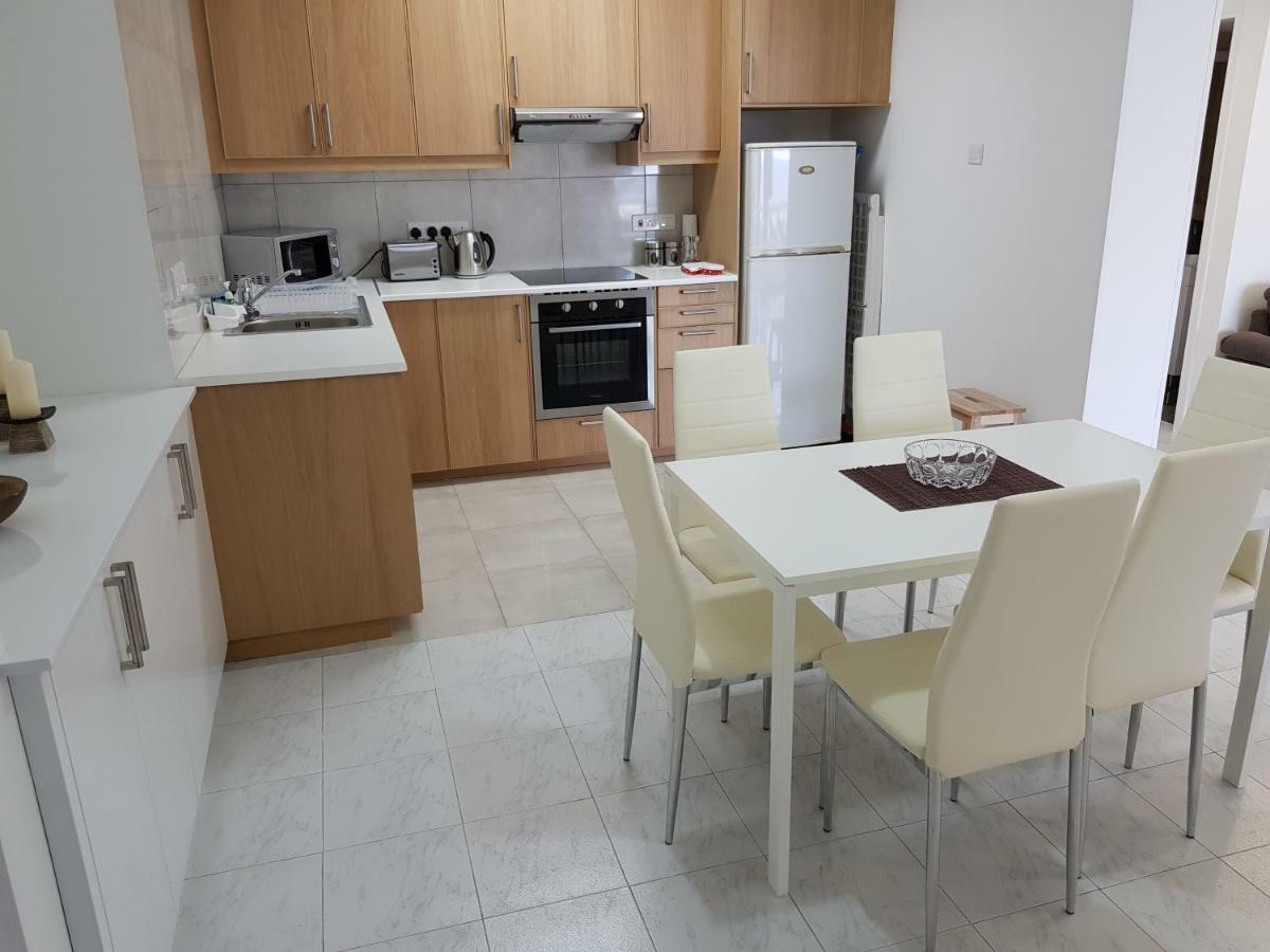 Haig'S Dream Flat On The Beach Larnaca Esterno foto