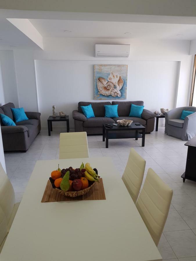 Haig'S Dream Flat On The Beach Larnaca Esterno foto