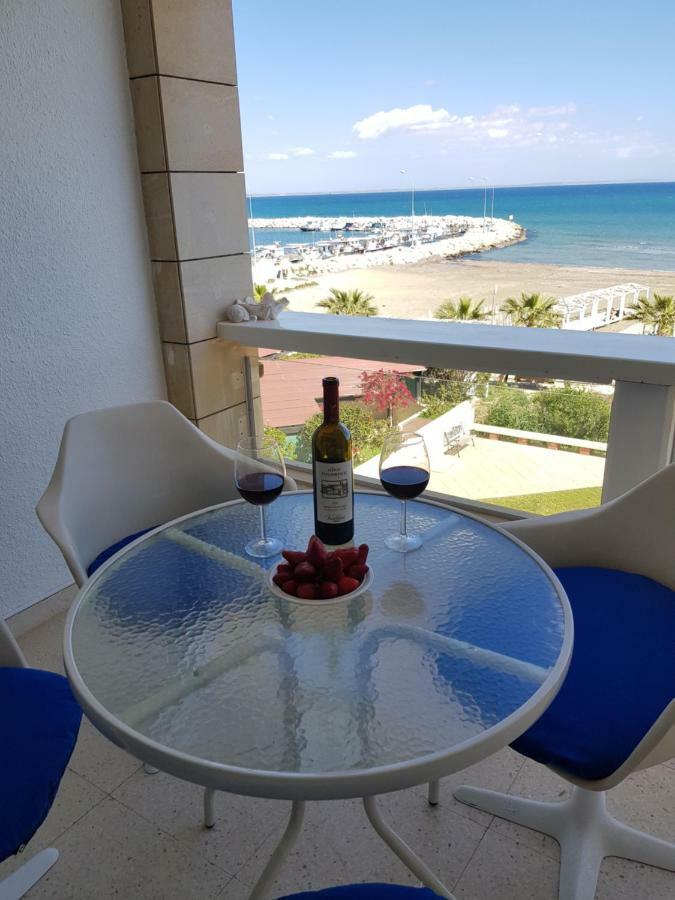 Haig'S Dream Flat On The Beach Larnaca Esterno foto