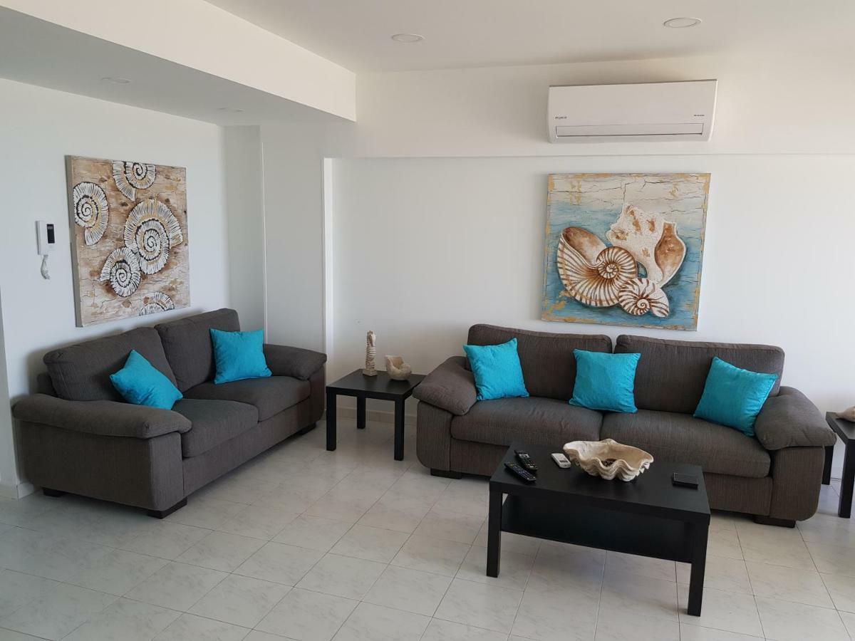 Haig'S Dream Flat On The Beach Larnaca Esterno foto