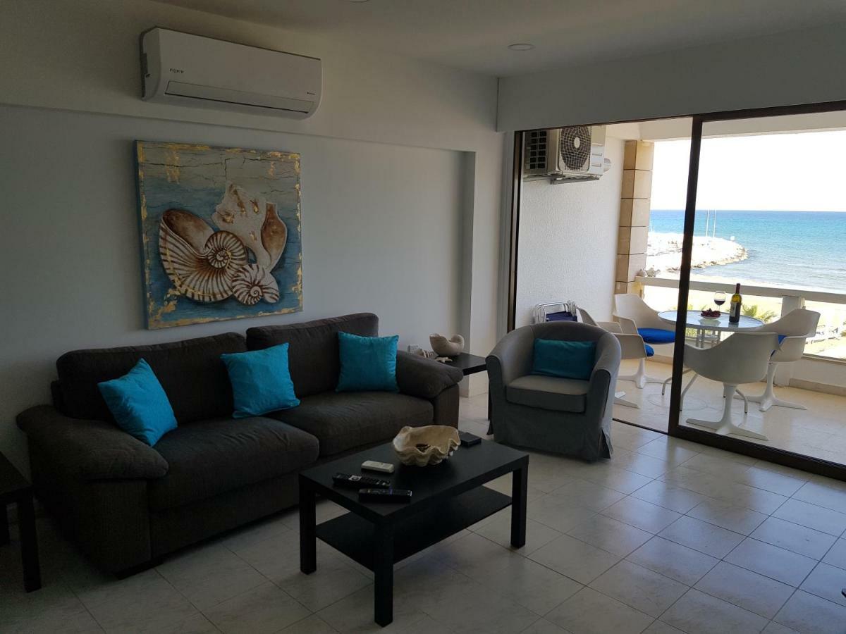 Haig'S Dream Flat On The Beach Larnaca Esterno foto