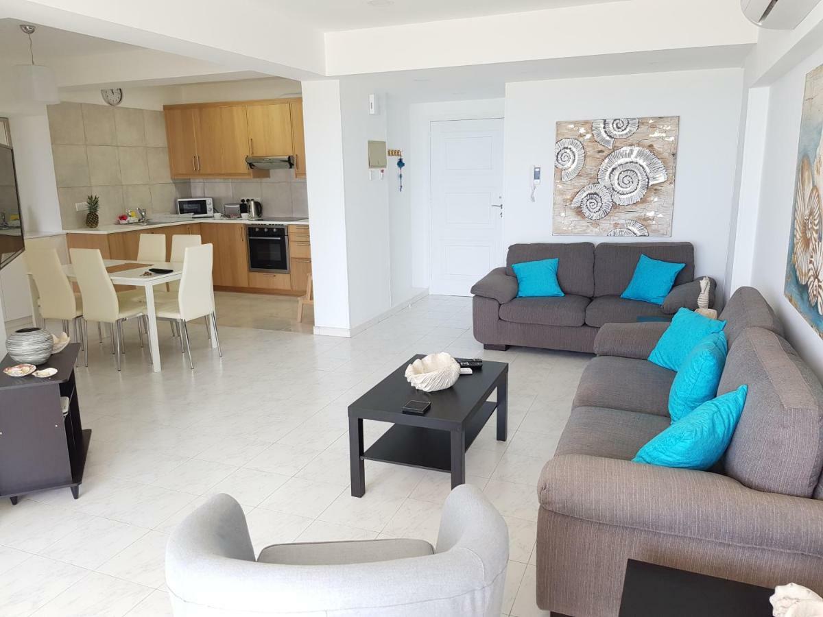Haig'S Dream Flat On The Beach Larnaca Esterno foto