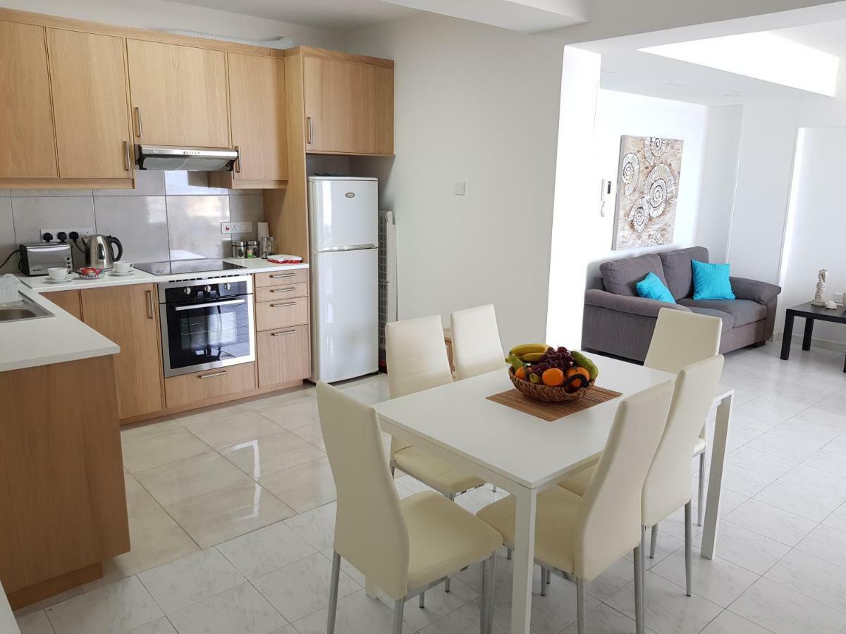 Haig'S Dream Flat On The Beach Larnaca Esterno foto