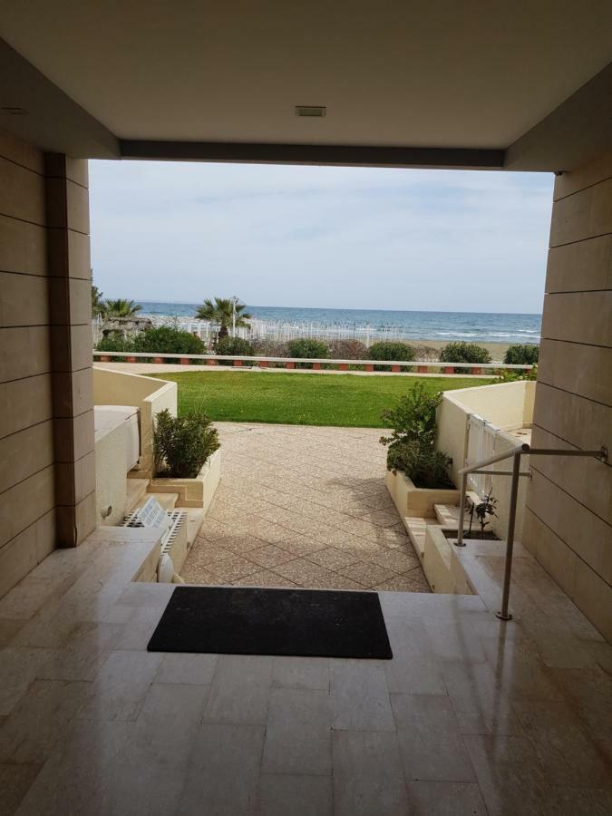 Haig'S Dream Flat On The Beach Larnaca Esterno foto