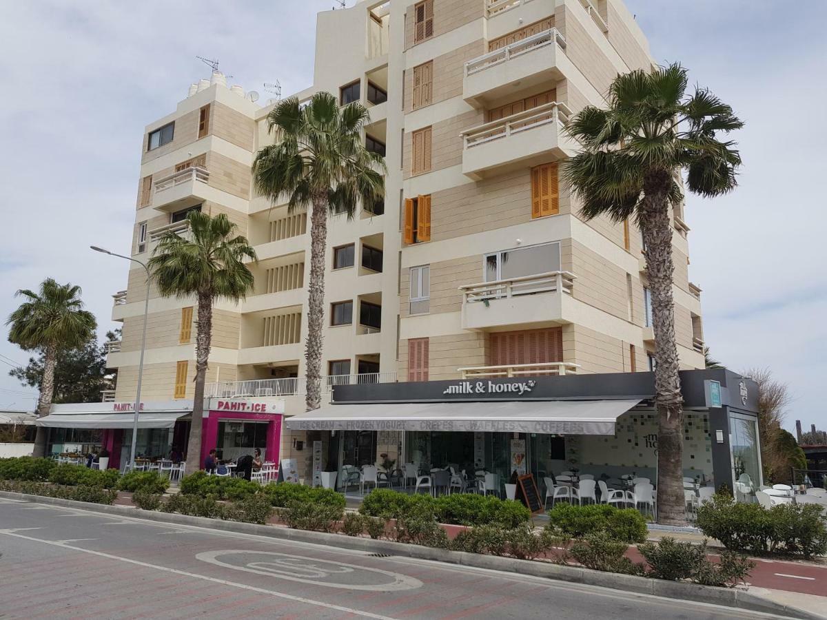 Haig'S Dream Flat On The Beach Larnaca Esterno foto