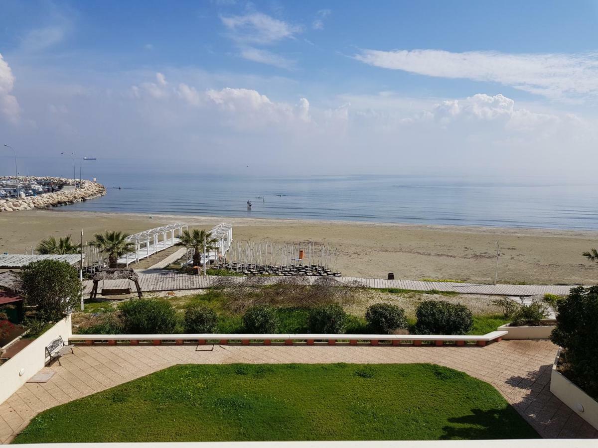 Haig'S Dream Flat On The Beach Larnaca Esterno foto