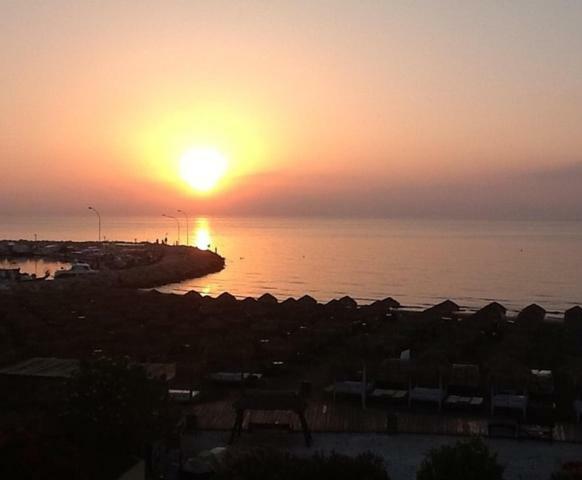 Haig'S Dream Flat On The Beach Larnaca Esterno foto