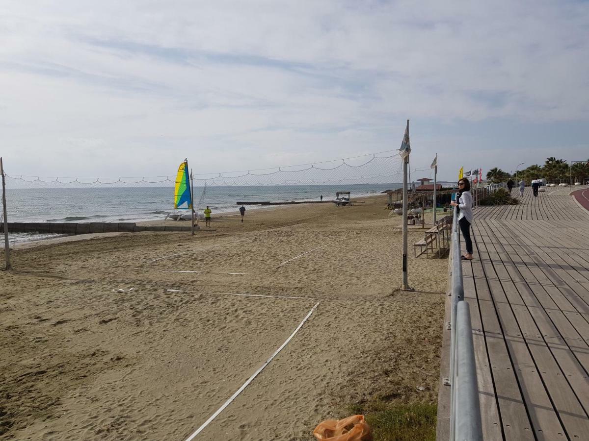Haig'S Dream Flat On The Beach Larnaca Esterno foto