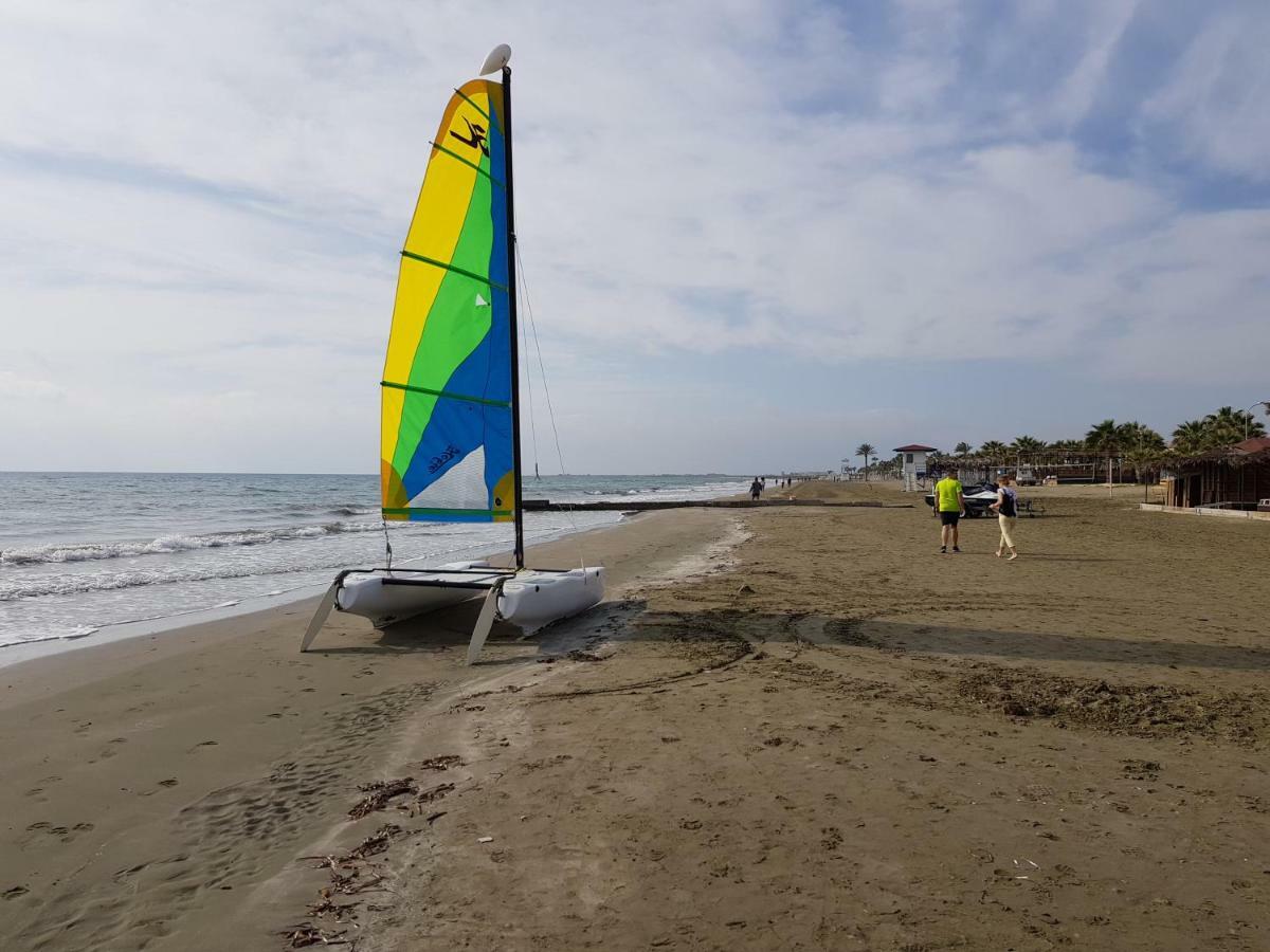 Haig'S Dream Flat On The Beach Larnaca Esterno foto