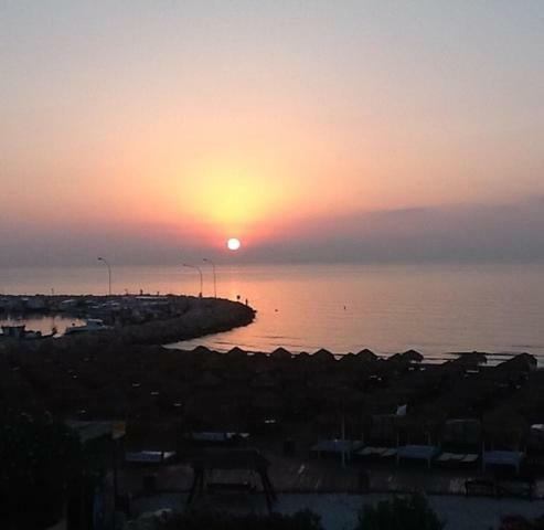 Haig'S Dream Flat On The Beach Larnaca Esterno foto
